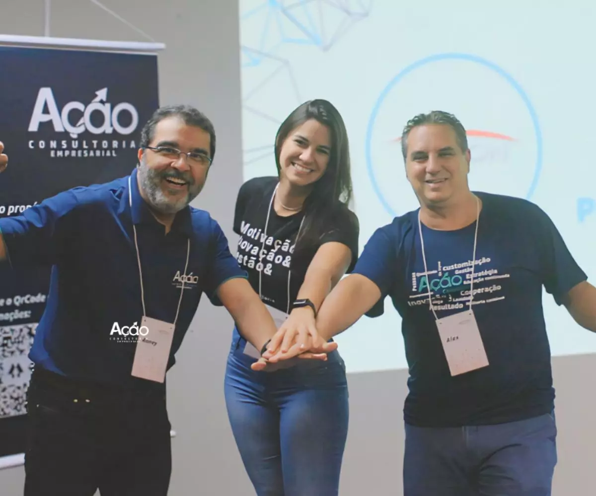 ensamos estrategicamente. Atuamos com profundidade. Executamos com você.